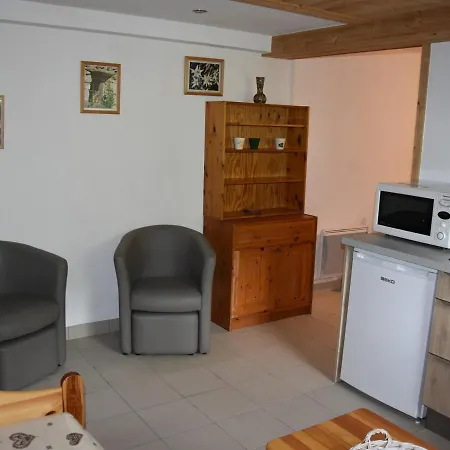 Apartment 2 Pieces Avec Terrasse Et Jardin Privatif, Calme, Proche Commerces Et Pistes De - Fr-1-464-184 *
