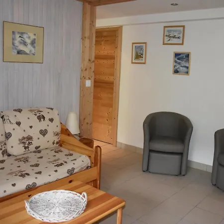 2 Pieces Avec Terrasse Et Jardin Privatif, Calme, Proche Commerces Et Pistes De - Fr-1-464-184 Apartment